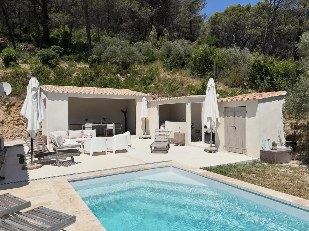 Pool house et aménagement extérieur en maçonnerie réalisés par EBS près de Marseille