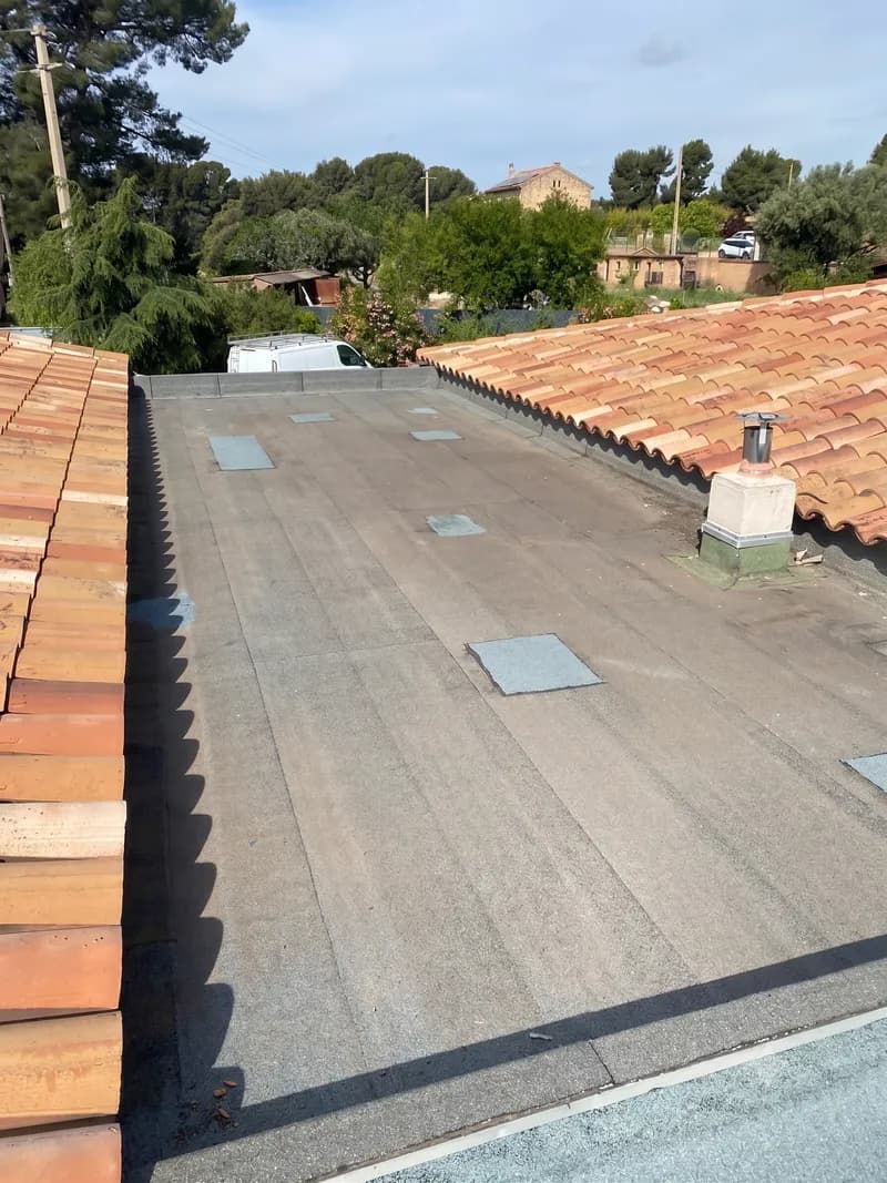 Réparation d'étanchéité sur un toit-terrasse bitume, reprises localisées contre les fuites