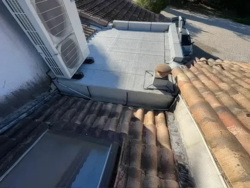 Étanchéité de toit-terrasse : membrane et relevés sur une toiture plate en PACA