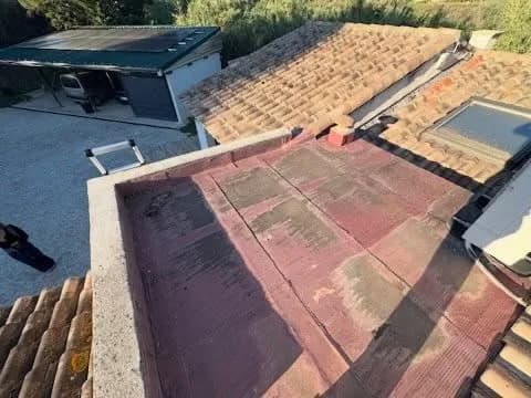 Toiture-terrasse avant réfection, ancienne étanchéité bitume rougeâtre usée, à Lascours