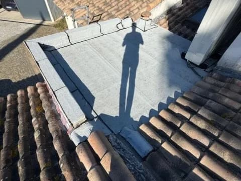 Toit-terrasse fini en membrane cool roof claire, contrôle du chantier par l'étancheur EBS