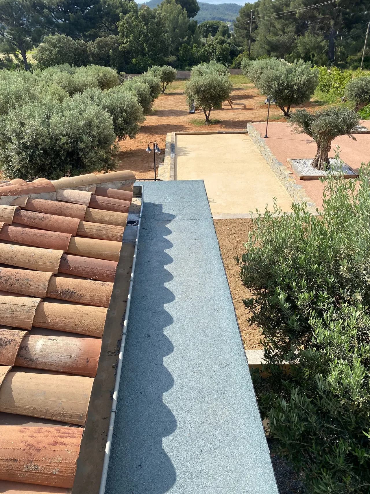 Nouvelle étanchéité de casquette béton EBS, finition propre au-dessus du jardin d'une villa