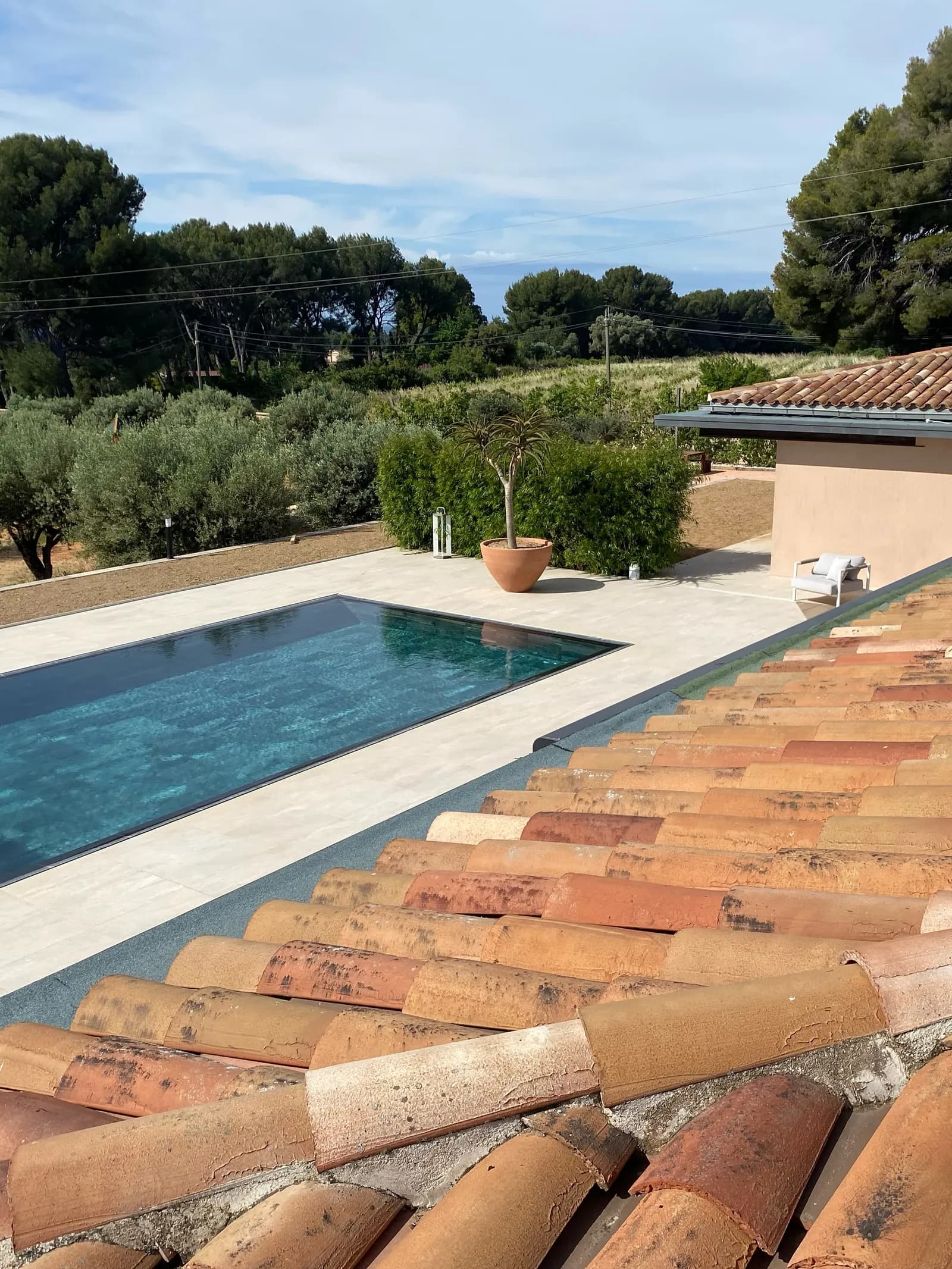 Casquette béton réfectionnée avec étanchéité bitume neuve, vue sur la piscine d'une villa dans le Var