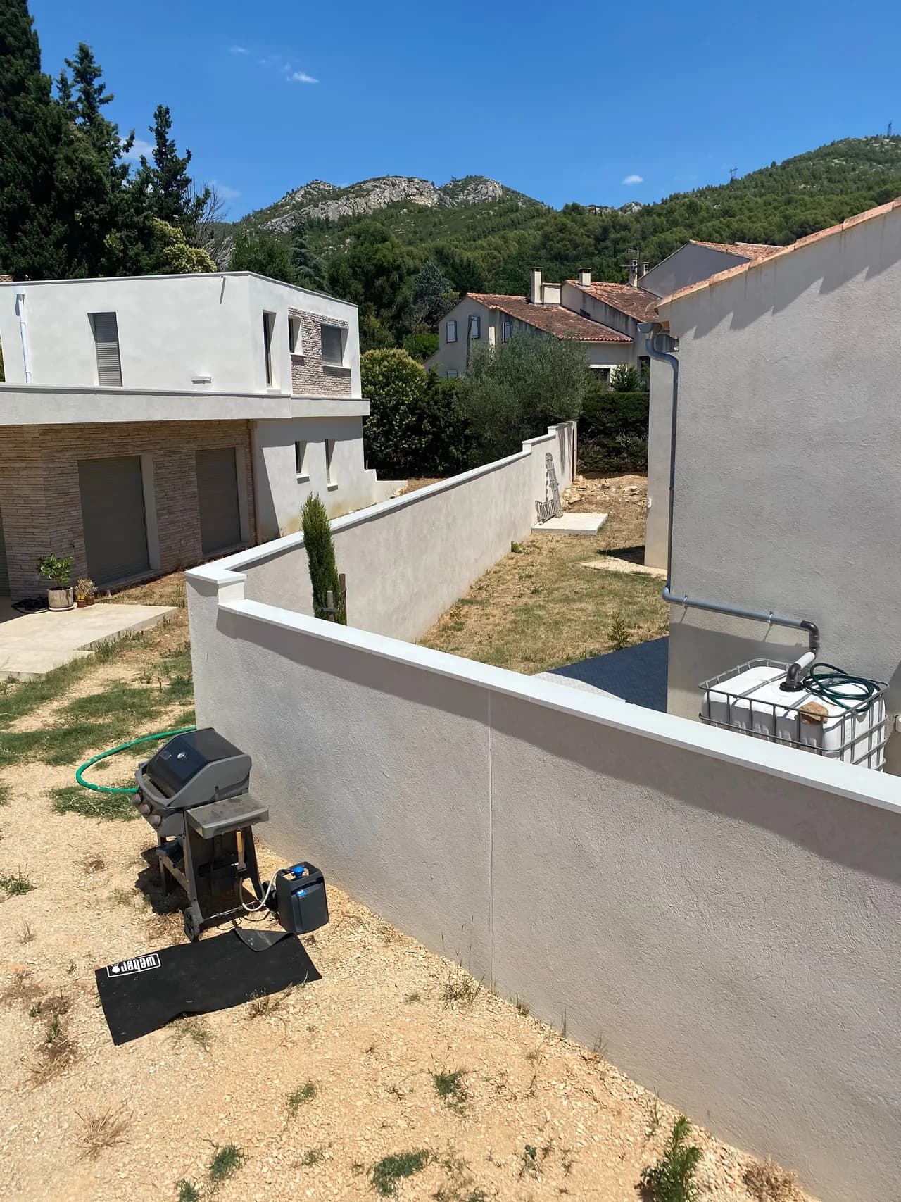 Couvertine blanche neuve sur un mur enduit, protégeant la façade des coulures, villa en PACA