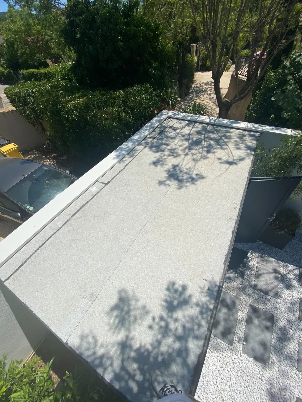 Toiture d'annexe étanchée en bicouche autoprotégée sur support bois, allée de galets blancs