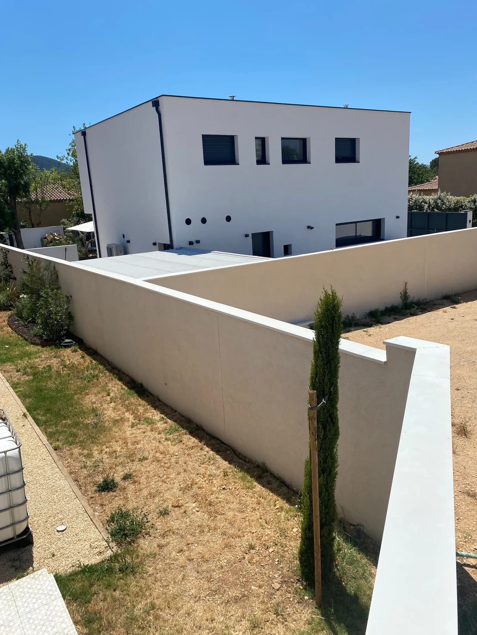 Maison contemporaine blanche avec couvertines blanches posées sur le mur de clôture, chantier EBS en PACA