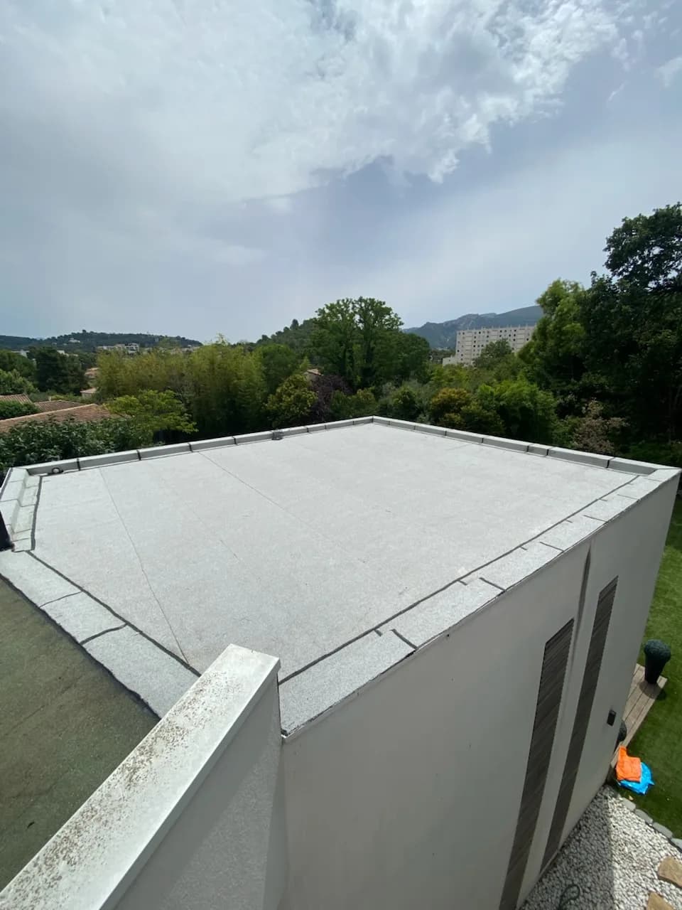 Toiture-terrasse étanchée par EBS avec membrane bitume autoprotégée et couvertines, vue sur les collines de PACA