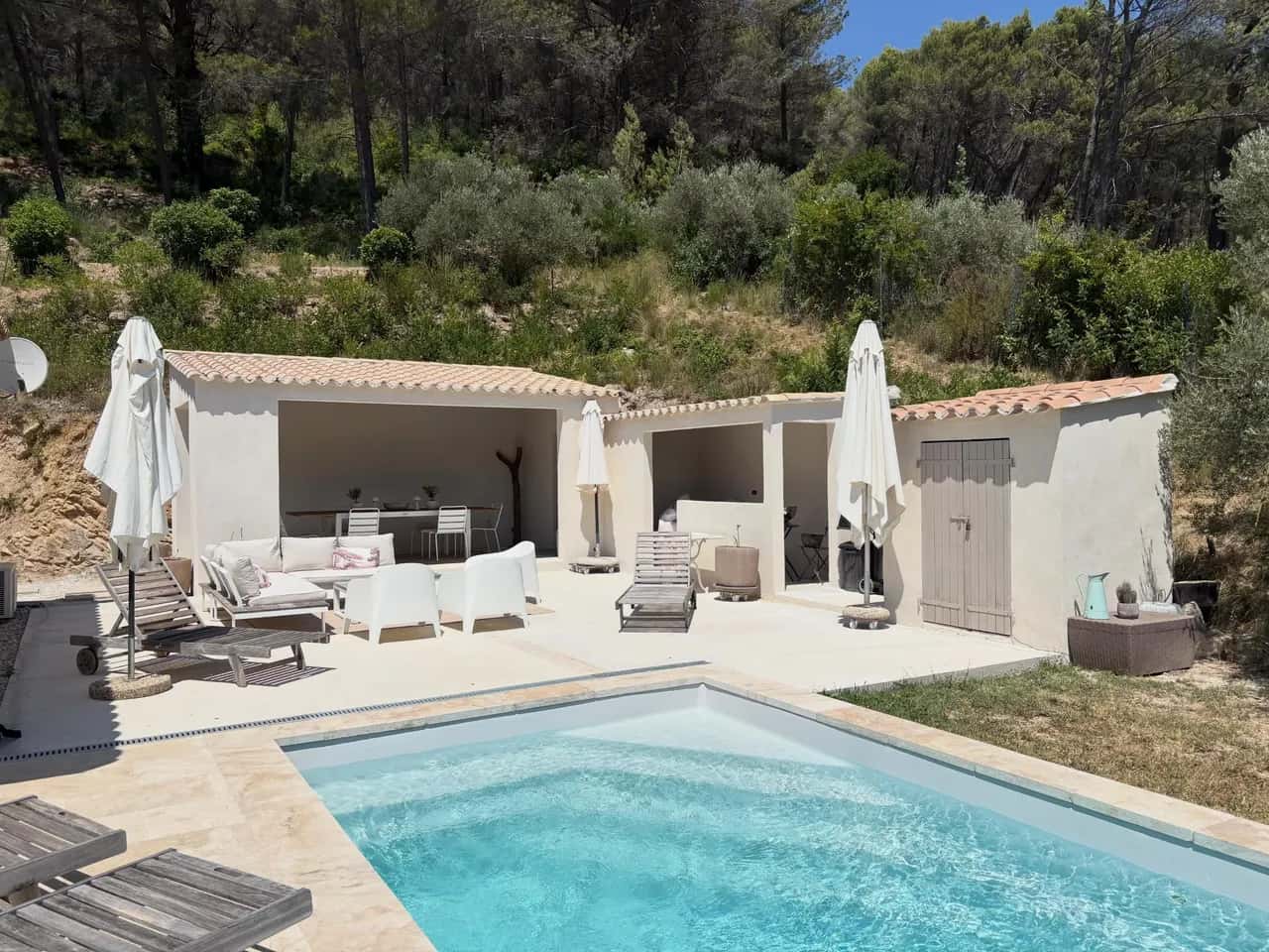 Pool house et aménagement extérieur en maçonnerie réalisés par EBS près de Marseille