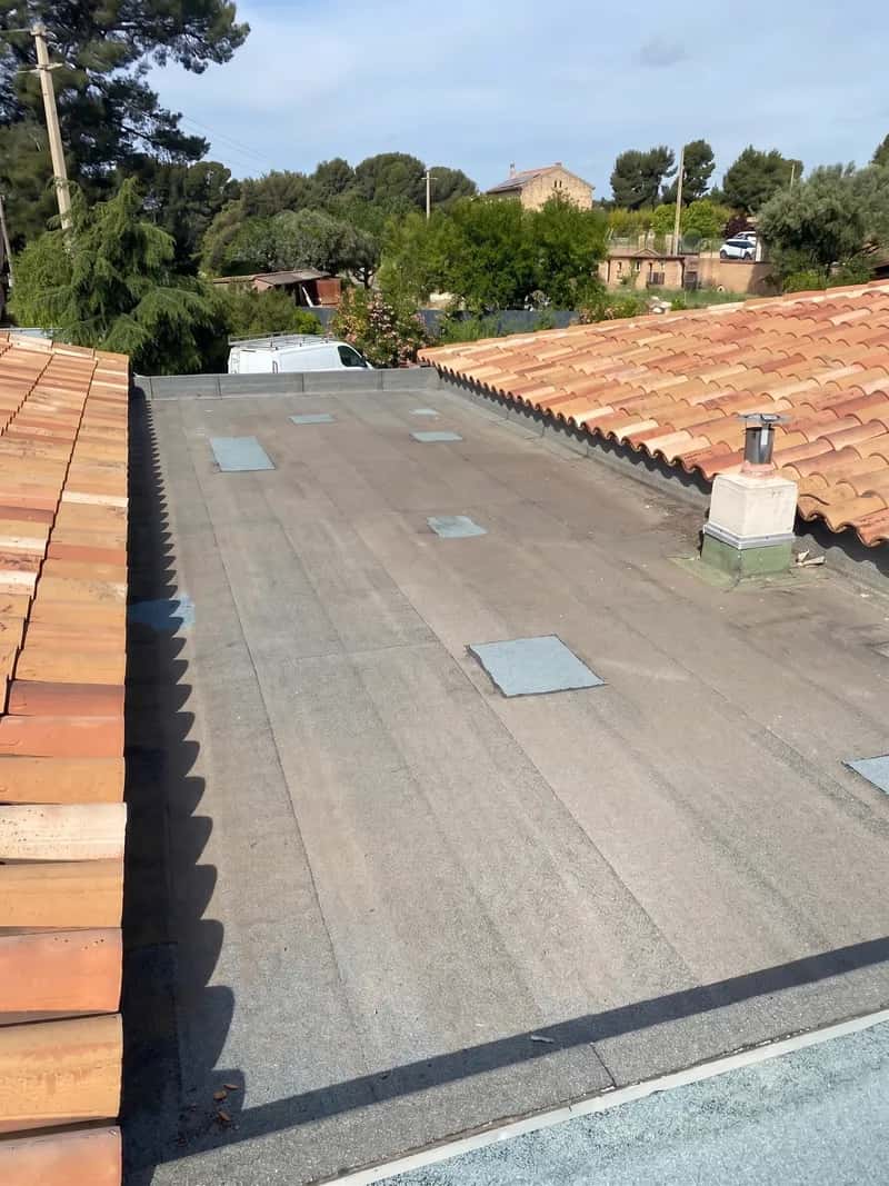 Réparation d'étanchéité sur un toit-terrasse bitume, reprises localisées contre les fuites