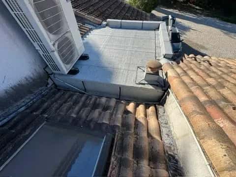 Étanchéité de toit-terrasse : membrane et relevés sur une toiture plate en PACA
