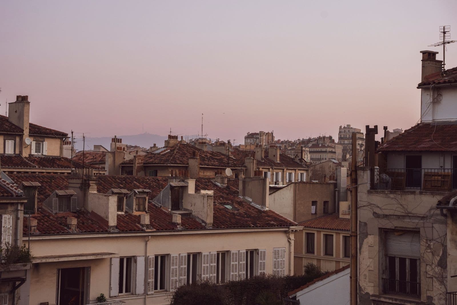 Pourquoi une toiture-terrasse vieillit plus vite à Marseille qu'ailleurs